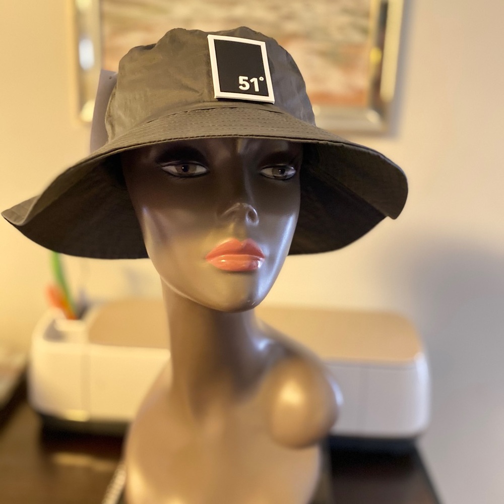 Badge bucket hat‼️
